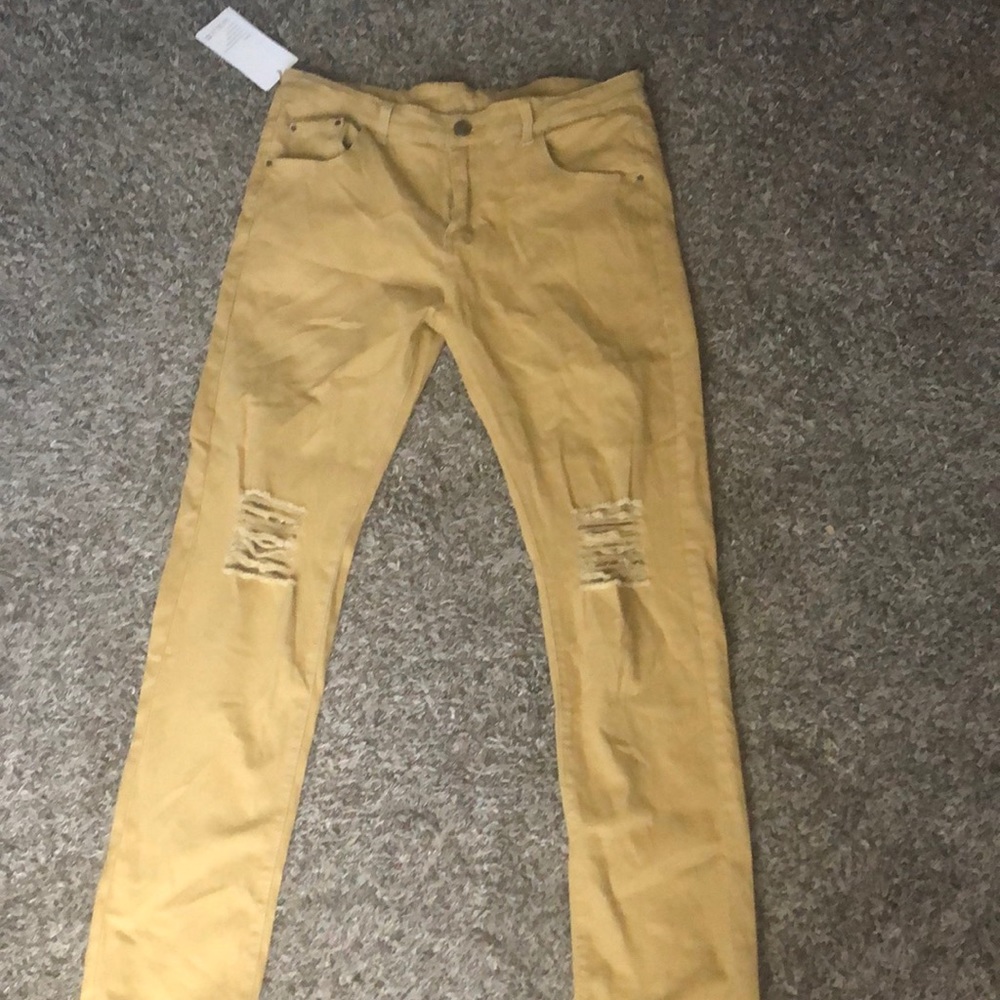Distressed skinny jeans